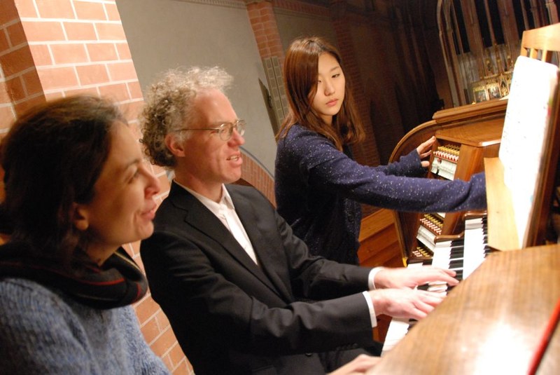 Der höchst geistreiche und virtuose Organist Bernhard Haas aus Stuttgart benötigte für die aufwendige Interpretation von Brian Ferneyhoughs "Sieben Sterne" zwei Assistentinnen