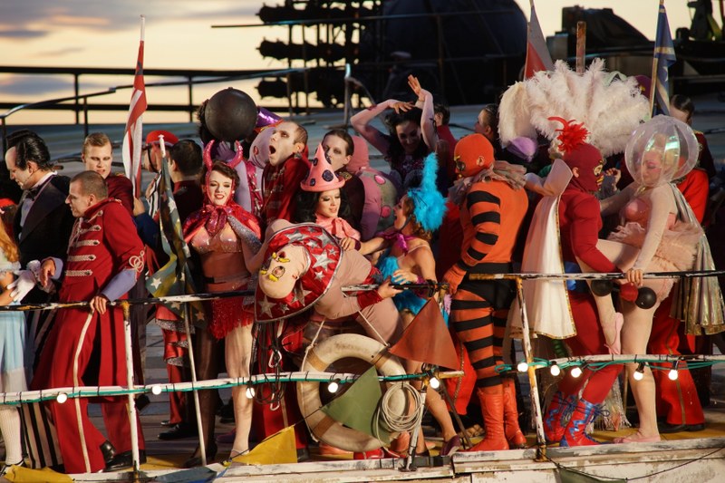 Durch die Idee von Regisseur Philipp Stölzl, den Hofnarr des Originals als Clown in unsere Zeit zu übertragen, spielt diese Inszenierung in der Zirkuswelt, mit vielen bunten und quirligen Gestalten.
