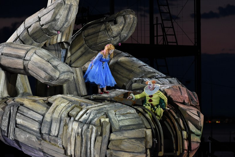Die große, mit einzelnen Fingern bewegliche Hand ist das Zuhause von Gilda (Mélissa Petit) und deren Vater Rigoletto (Vladimir Stoyanov), der streng über sie wacht.