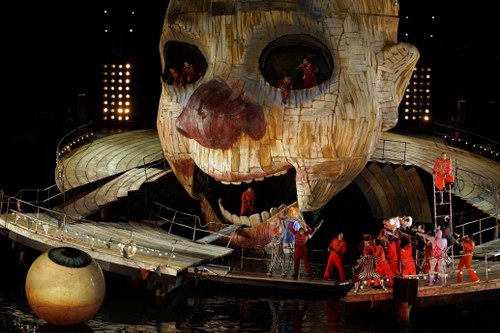 Nach dem Mord an Gilda ist so wie Rigoletto auch der ehemalige Clownskopf zerstört und zum Totenkopf geworden (Fotos: Bregenzer Festspiele, Anja Köhler, Karl Forster).