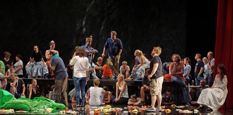 Einen bunten Eindruck bietet eine Probe der „Mausefalle“-Szene von Faccios Oper „Amleto“ nach Shakespeares „Hamlet“-Stoff – ein Fundstück von 1865, das damit zur österreichischen Erstaufführung kommt.