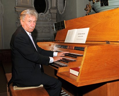 Die 1966 von der Firma Rieger, Schwarzach, erbaute große Orgel in der Pfarrkirche Höchst erweist sich mit ihren 38 Registern auf drei Manualen als ideales Instrument für diese Musik (Fotos: Gemeinde Höchst)