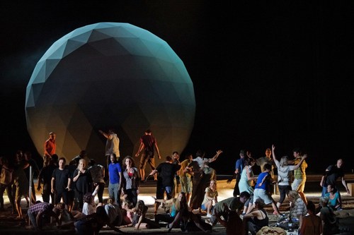 Eine Art wuchtiger Globus wird das von Christof Hetzer geschaffene Bühnenbild zu Rossinis Belcanto-Oper „Moses in Ägypten“ dominieren (Probenfoto).