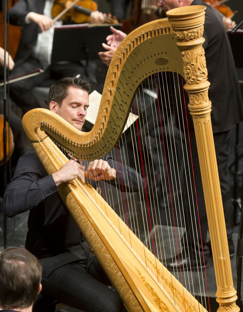 Der französische Harfenist Xavier de Maistre stand im Mittelpunkt des sechsten Abonnementkonzertes des Symphonieorchesters Vorarlberg. (Fotos: Dietmar Mathis)