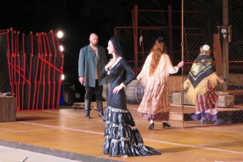 Carmen (in Trauer-Schwarz) bei ihrem letzten Auftritt, Don José steht mit dem Messer bereit