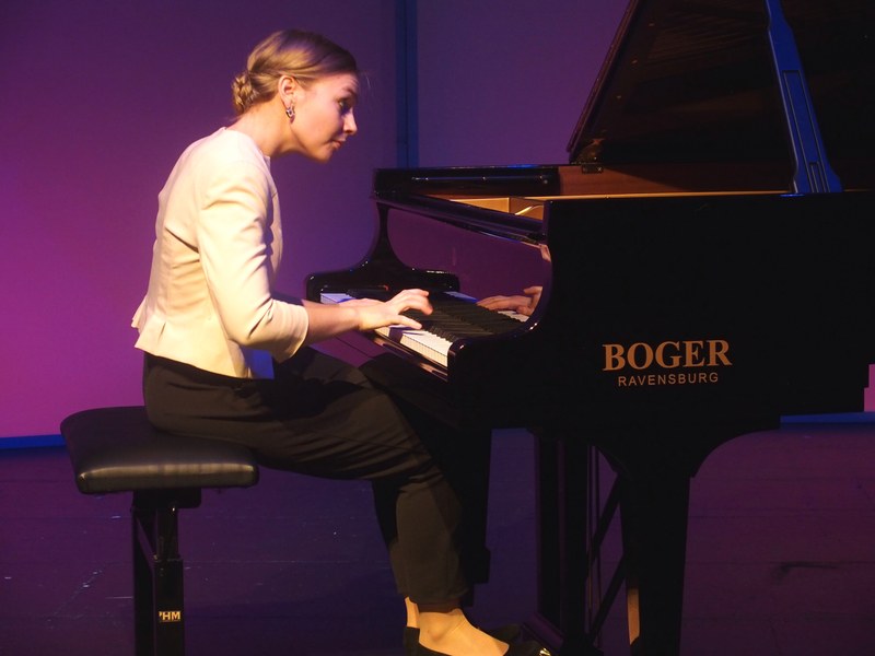 Die aus Röthis stammende Pianistin Hanna Bachmann (25) präsentierte im Theater Kosmos Kostproben ihrer zweiten CD „Plaisanteries“ („Scherze“).