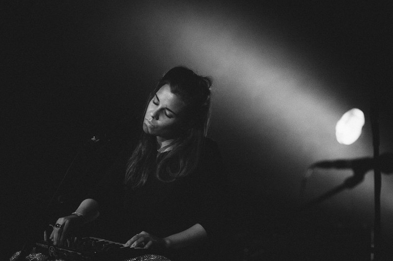 Giovanna Fartaceks Stimme trägt die ruhigen Songs von Mynth.