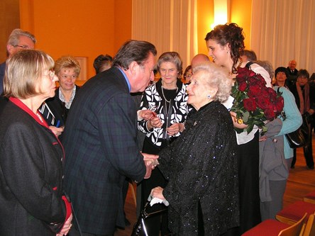 Gratulationscour nach dem Schubertiade-Konzert zum 90. Geburtstag von Elisabeth Schwarzkopf am 10. Dezember 2005 im Markus-Sittikus-Saal Hohenems
