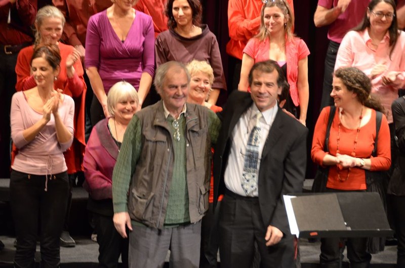 Die beiden Komponistenfreunde Gerold Amann und Murat Üstün wurden vom Spielbodenchor gefeiert