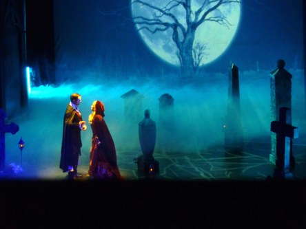 Musical wird zum Grusical, wenn sich Christine (Deborah Sasson) und das Phantom (Axel Olzinger) auf dem Friedhof begegnen