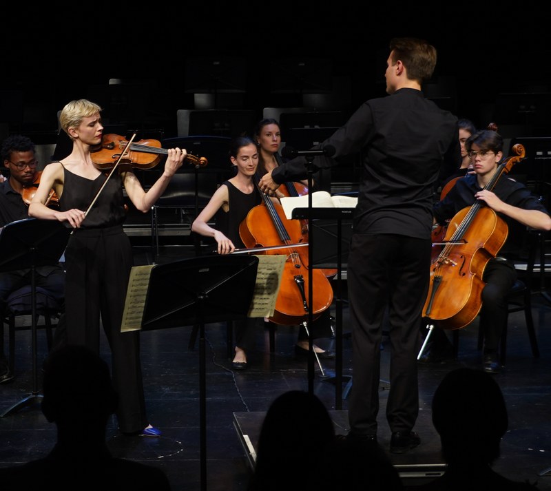Die beiden Jahreszeiten „Der Sommer" sowie „Der Winter" von Antonio Vivaldi gestalteten Xenia Rubin an der Violine sowie Tobias Grabher am Pult und die Musiker:innen mit inspirierendem Elan.