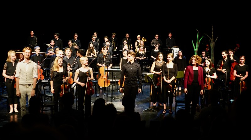 Der Dirigent Tobias Grabher, die Solistin Xenia Rubin, die Musiker:innen der Camerata Musica Reno sowie Florian Schlederer und Katharina Rogenhofer freuten sich nach der intensiven Konzertlesung im Theater Kosmos über die große Zustimmung des Publikums.