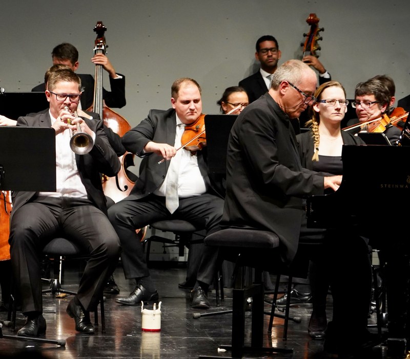 Der Solotrompeter des Symphonieorchersters Vorarlberg, Roché Jenny, und Alexander Lonquich musizierten beim ersten Abonnementkonzert der laufenden Saison unter anderem das Konzert für Klavier und Trompete von Dmitri Schostakowitsch.