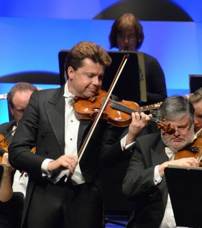 Julian Rachlin faszinierte mit seiner Interpretation des Violinkonzertes von Felix Mendelssohn Bartholdy sowie als Dirigent des "English Chamber Orchestra" das Publikum im Bregenzer Festspielhaus.