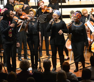 In den Reihen des Orchesters wirken auch hervorragende Sängerinnen und Sänger mit. Keikatseng Lesengyo, Sehle Mosole, Mookho Rankhala und Ashlin Grobbelaar sangen Anti-Apartheit-Songs.