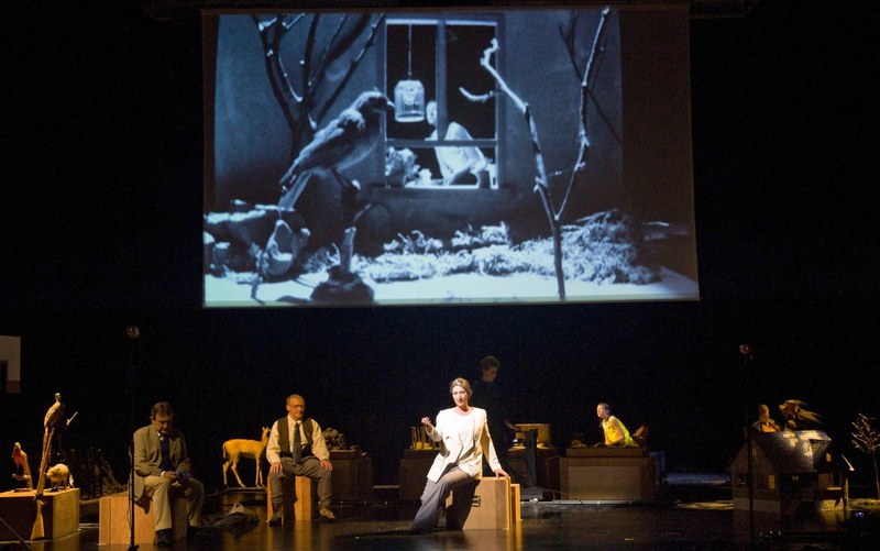 Zur Verdichtung der einfach gestalteten Bühne tragen die subtile Lichtregie und intelligente Videoprojektionen bei (alle Fotos: Bregenzer Festspiele/Karl Forster)