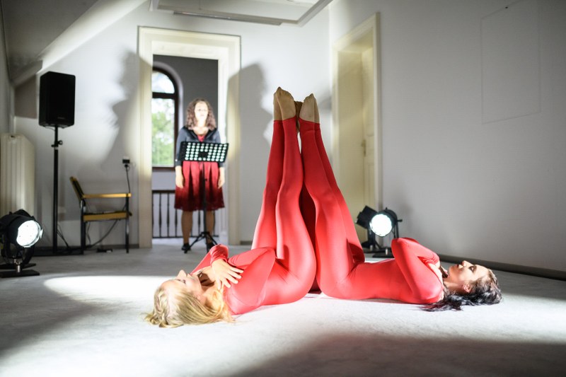 Die deutsche Komponistin schrieb speziell für diese Performance das Werk "The Flower of the Mountain. Zum intensiven Gesang von Alexandra Vildosola tanzten Maria Floiger, Teresa Stadler und Carina Krämer.
