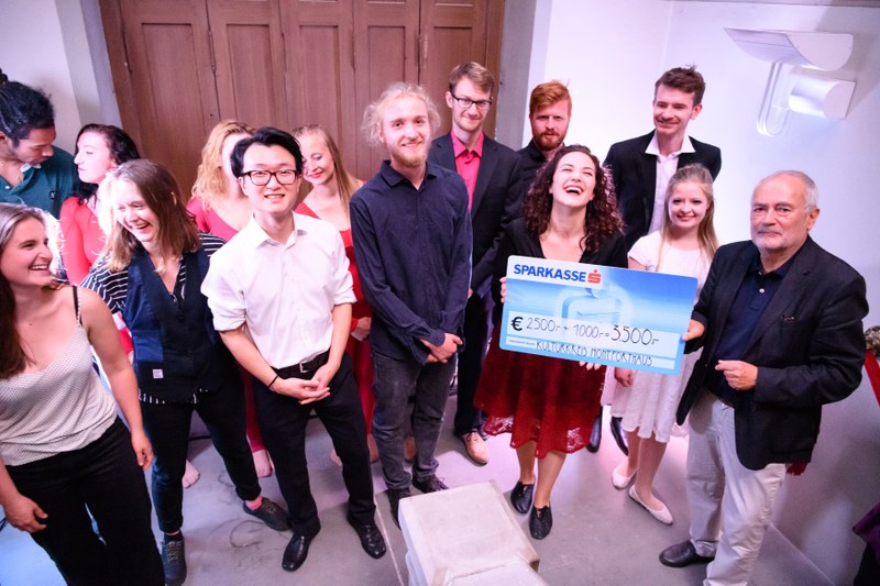 Die Freunde des Montforthauses tragen den "Hugo" Konzertdramaturgiewettbewerb mit. Wolfgang Burtscher überreichte den Scheck. Den Mitgliedern des Ensembles „StimmImpuls“ war die Freude über den jubelnden Schlussapplaus ins Gesicht geschrieben. (alle Fotos: Matthias Rhomberg)