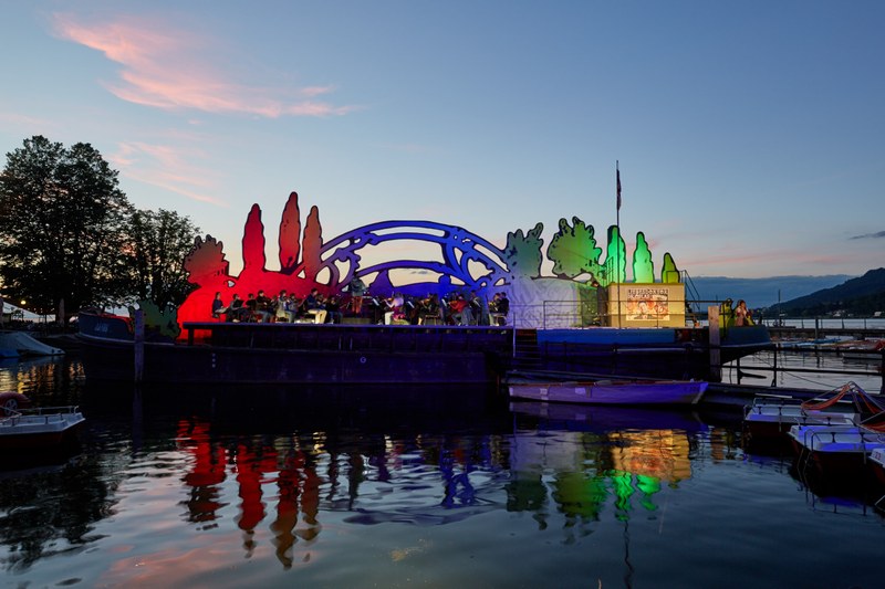 Bereits am Vorabend der Eröffnung wurde im Gondelhafen mit Mozarts „Bastien und Bastienne“ auf einem Kieskahn an die Gründung des Spiels auf dem See vor 70 Jahren erinnert.