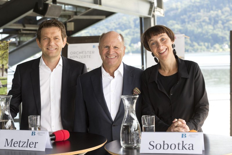 Das Leading Team der Bregenzer Festspiele hat am Ende der erfolgreichen Saison gut lachen, v.l.n.r. der kaufmännische Direktor Michael Diem, Präsident Hans-Peter Metzler, Intendantin Elisabeth Sobotka.