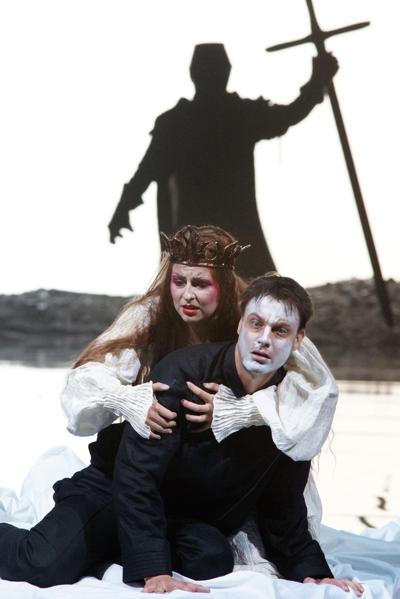 Zur eigentlichen Sensationsentdeckung dieses Festspielsommers wurde die 1865 komponierte Oper „Amleto“ nach Shakespeares „Hamlet“ in einer grandios besetzten und inszenierten Aufführung.