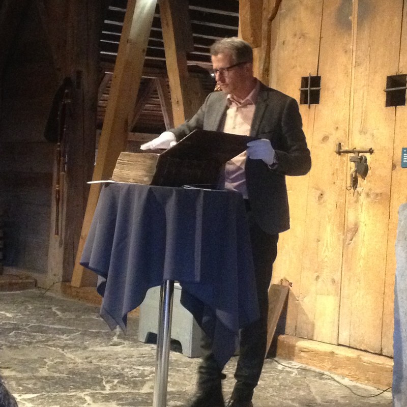 Museumsleiter Thomas Gnägi stellt die Ausstellung "Re_Form" vor