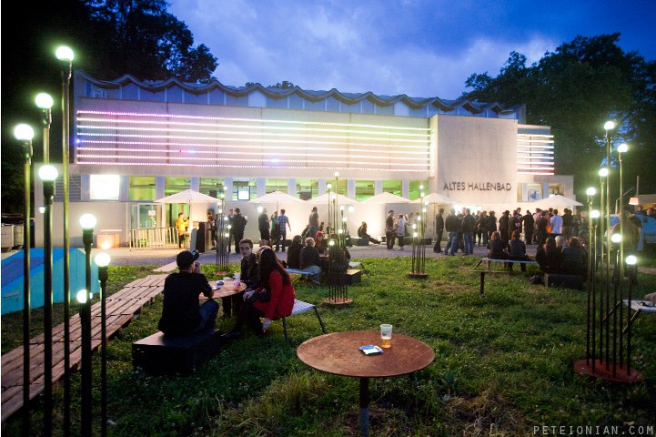 Das Poolbar-Festival bringt das Alte Hallenbad nachts zum Leuchten