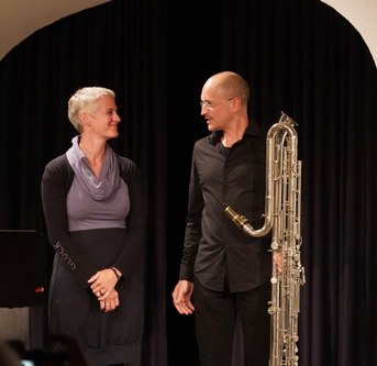 Im Mittelpunkt stand die Komponistin Petra Stump-Linshalm. Ihr Mann Heinz-Peter Linshalm stellte "Uisge Beatha" für Kontrabassklarinette virtuos in den Raum.