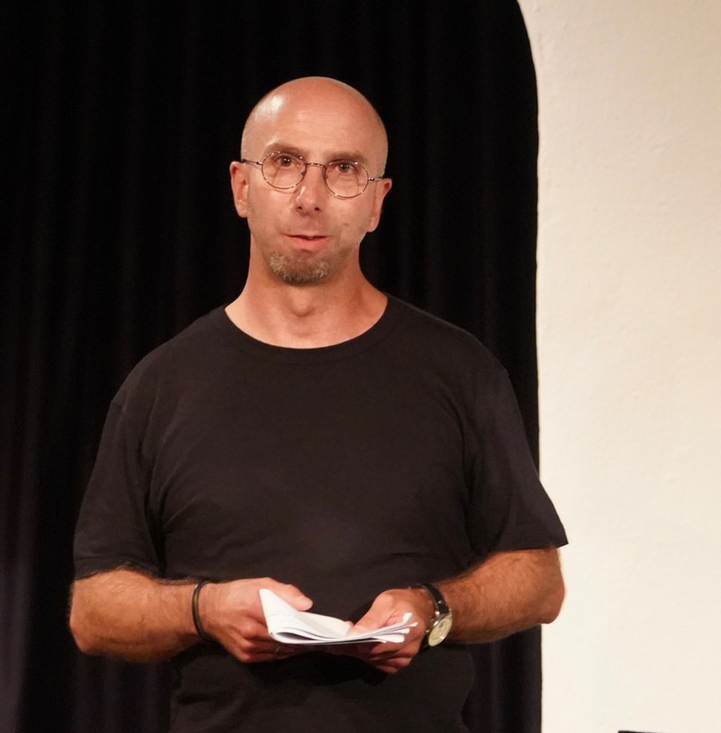 Der Gitarrist und Komponist Ralph Schutti ist in Vorarlberg aufgewachsenen und lebt in Innsbruck. Erstmals war eine Komposition von ihm in Vorarlberg zu hören.