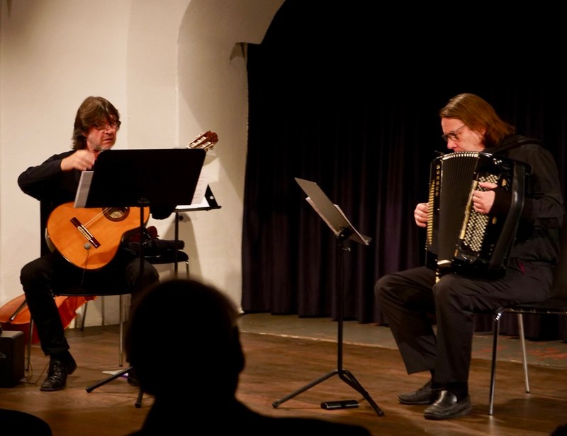 Die Musik von Ralph Schutti spielten Hanno Winder an der Gitarre und Harald Pröckl in einem schönen Dialog miteinander.