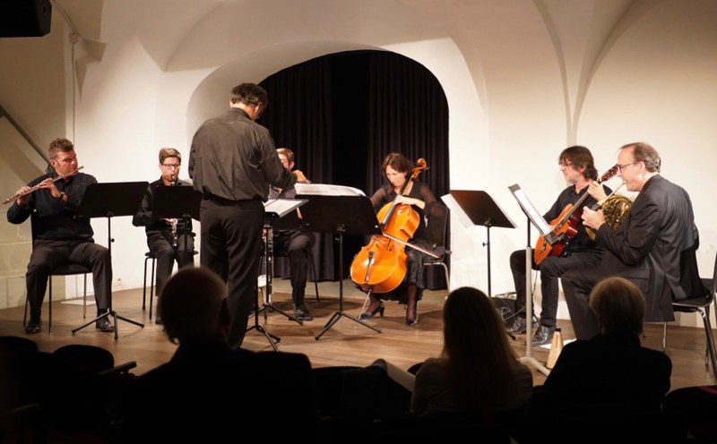 Das "Schallwende Festival" bereichert die musikalische Szene in Vorarlberg wesentlich. Im Rahmen der zweiten Ausgabe im Saumarkt Feldkirch musizierte das "Tiroler Ensemble für neue Musik" unter der Leitung von Venelin Filipov