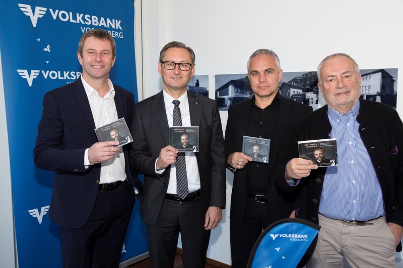 Beispiel für perfekt funktionierendes Kultur-Sponsoring, v.l.n.r.  SOV-Geschäftsführer  Thomas Heißbauer, Volksbank-Vorsitzender Gerhard Hamel, SOV-Präsident Manfred Schnetzer und Vizepräsident Wolfgang Burtscher