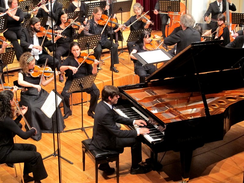 Auch Aaron Pilsan, der junge Dornbirner Ausnahmepianist, ist auf der CD zum Jubiläum mit einem Konzertausschnitt gemeinsam mit dem SOV zu hören.