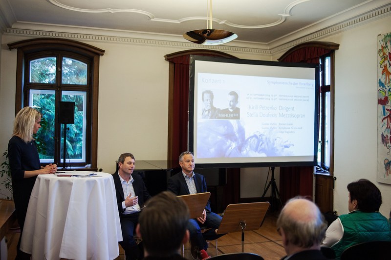 Im Salon der Villa Liebenstein in Bregenz, Sitz der dortigen Musikschule, präsentierten (von rechts) Präsident Eduard Konzett und Geschäftsführer Thomas Heißbauer in der Moderation von Martina Feurstein das Programm des SOV in der nächsten Saison.