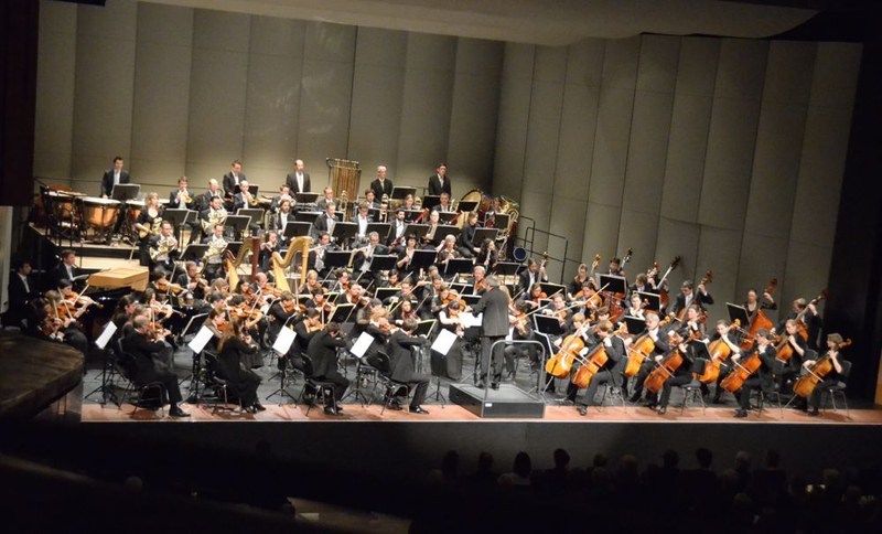 In großer Orchesterbesetzung - mit etwa 100 Musikerinnen und Musikern - füllte das Orchester die Bühne und den Raum im Feldkircher Montforthaus.