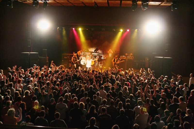 Live in Lustenau - unvermittelt und brachial