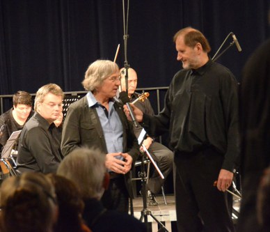 Ernest Hoetzl leitete das Symphonieorchester und führte anregende Gespräche, unter anderem mit dem Komponisten Wolfgang Lindner.