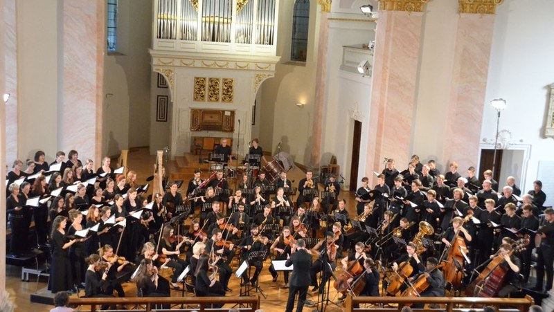 Der Chor und das Orchester des Vorarlberger Landeskonservatoriums sowie der Kammerchor Feldkirch brachten das groß besetzte Oratorium "Verbrennt das Feuer!" von Francisco Obieta unter der Leitung von Benjamin Lack im Konstanzer Münster zur Uraufführung, interpretierten das Werk anschließend in Amriswil und präsentierten es schließlich auch in der Kapelle des Landeskonservatoriums in Feldkirch.