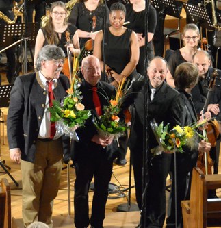 Viel Applaus, Blumen und große Freude nach der geglückten Aufführung - Francisco Obieta, Ivo Ledergerber und Benjamin Lack.
