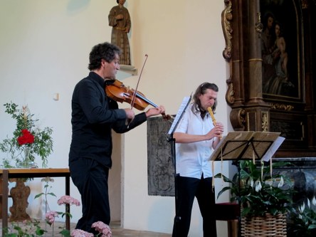 Dazwischen präsentierten sich Klaus Christa mit seiner Viola und Thomas Engel mit seinen Blockflöten auch im Altarraum in klanglich sehr fein ausgehörten Duos.