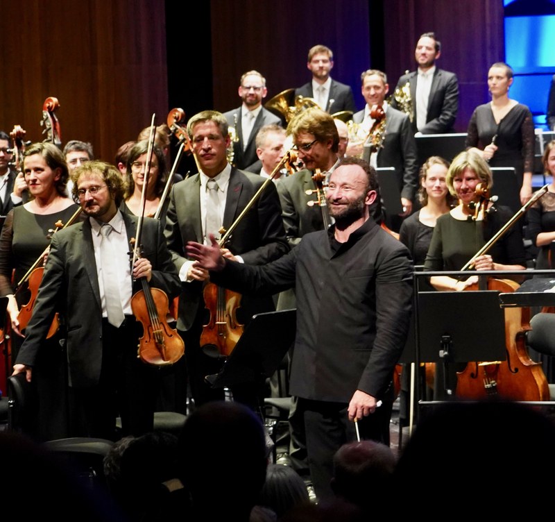 Kirill Petrenko hielt sein Versprechen und vollendete gemeinsam mit den Musikerinnen und Musikern des Symphonieorchesters Vorarlberg den Mahlerzyklus "9x9", der in die Kulturgeschichte des Landes eingehen wird. Frenetisch applaudierten die Zuhörenden und dankten herzlich.