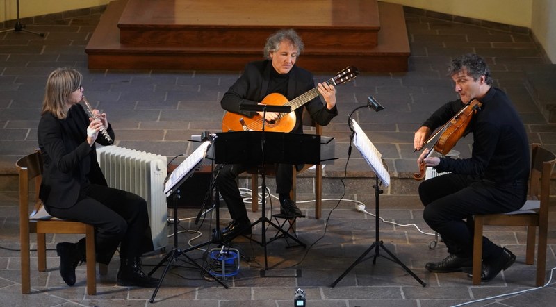 Claudia Christa (Flöte), Alexander Swete (Gitarre) und Klaus Christa (Bratsche) musizierten in der Pfarrkirche St. Arbogast souverän und lustvoll zugleich.