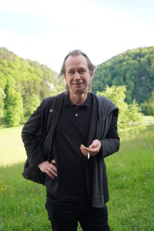 Michael Floredo bringt als Komponist auch Kritisches zur Sprache. Beeindruckend gelang die Uraufführung seines neuesten Werkes "Frühlingskreis".