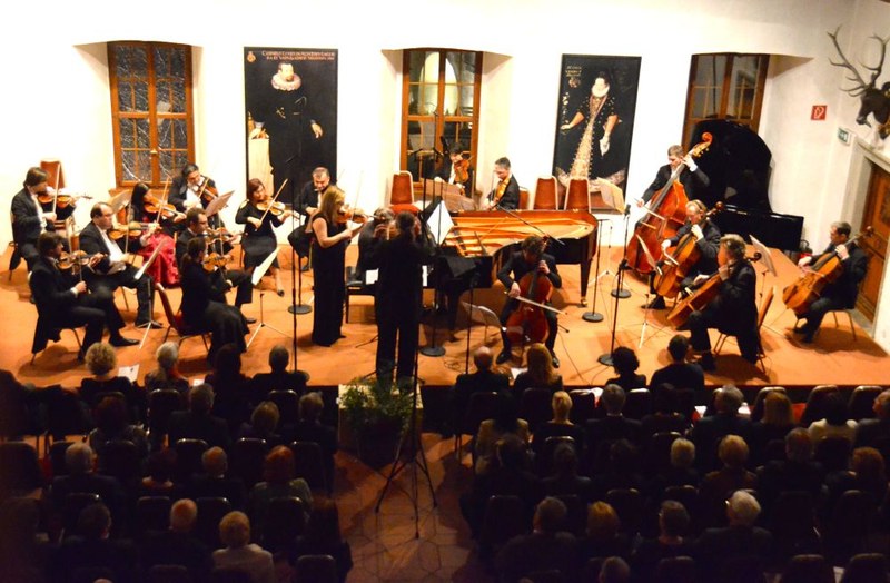 Seit 25 Jahren treffen sich Musikerinnen und Musiker aus aller Welt beim Kammerorchester "Arpeggione Hohenems". Unter der Leitung von Robert Bokor präsentierten sie zum Auftakt der Jubiläumssaison im Rittersaal des Palastes ein abwechslungsreiches Konzertprogramm.