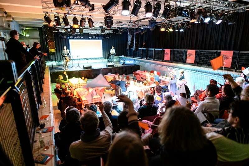 Die Entscheidung, wer den HUGO 2019 überreicht bekommt und seine Konzertidee im Gasthaus Löwen realisieren kann, war knapp. Schließlich konnte sich das Ensemble Crosswinds von der Hochschule für Musik in Basel über die Trophäe freuen. (Foto: Matthias Rhomberg)