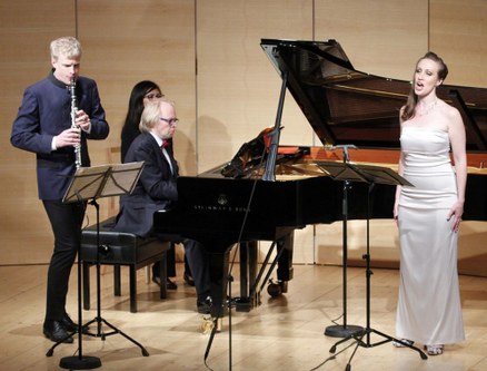Martin Fröst (Klarinette), Roland Pöntinen (Klavier) und die Sopranistin Brenda Rae spannten reizvolle inhaltliche und musikalische Bögen. (Foto: Schubertiade)