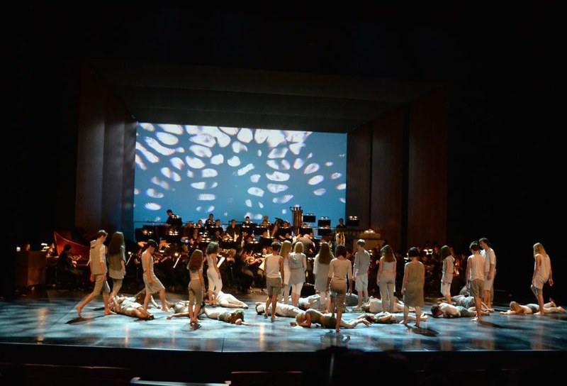 Die Tanzperformance "Sketches" mit Jugendlichen des walktanztheaters.com und dem Symphonieorchester Vorarlberg unter der Leitung von Martin Kerschbaum war ein künstlerisches Highlight, das aus der Vielfalt seine Kraft schöpft.