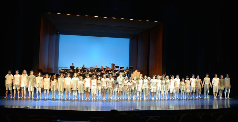 Am Schluss freuten sich die Tänzerinnen und Tänzer und die Orchestermusiker über die große Begeisterung, die sie mit ihrer Darstellungskraft ausgelöst hatten.