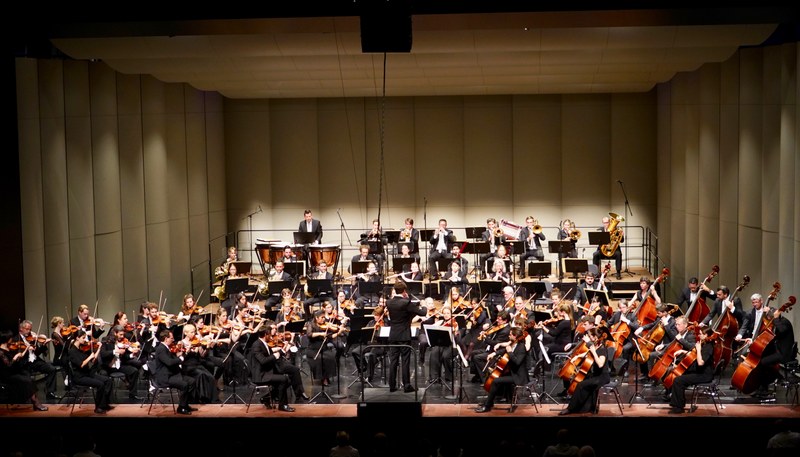 Das Symphonieorchester Vorarlberg unter der Leitung von Leo McFall brachte zum Abschluss des Abonnements 2020/2021 den vollen Orchesterklang zum Leuchten.