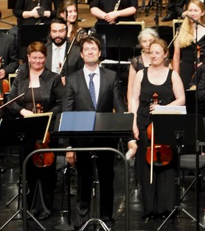 Herzlich gefeiert wurde der neue Chef am Pult des Symphonieorchesters Vorarlberg, Leo McFall.